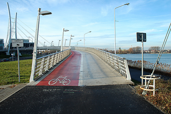 포토 JPG 해외이미지 유럽 도로 호수 여행 거리 사람없음 야외 물 산책 등불 램프 보행자 보행로 승차 연결 오브젝트 폴란드 몰타섬 철강 해외202004 해외포토 자연요소 나라 길 섬 교통시설 모션 휴식 조명 몰타 파일형식 이미지허브