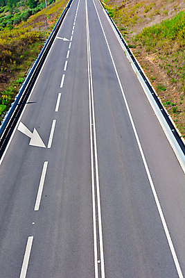 포토 JPG 해외이미지 나무 식물 유럽 도로 선 여행 밭 농업 교통시설 자연 화살 풍경 사람없음 초록색 농장 계곡 가을 시골 아스팔트 땅 포르투갈 사인 땅바닥 직진 해외202004 해외포토 계절 나라 산업 길 컬러 교통 바닥 시설 생태계 파일형식 이미지허브