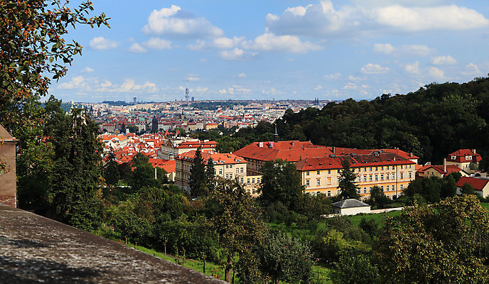 포토 JPG 해외이미지 주간 나무 구름 건축물 유럽 여행 하늘 파노라마 풍경 사람없음 야외 건물 가로 도시풍경 탑 도시 체코 방문 프라하 스카이라인 보헤미아 수평선 해외202004 해외포토 자연요소 식물 건축 나라 촬영기법 파일형식 이미지허브