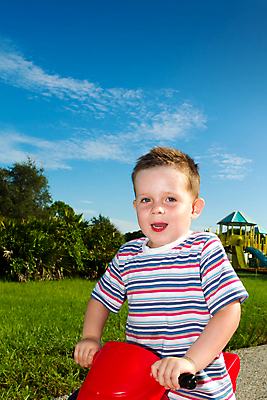 포토 JPG 해외이미지 백인 라이프스타일 남자 행복 얼굴 어린이 스포츠 백그라운드 가족 놀이 휴가 사랑 한명 앉기 소년 빨간색 초록색 컬러풀 장난감 기쁨 운전 오토바이 흰색 청바지 램프 아기 바퀴 승차 큼 파일럿 집중 속도 고립 혼자 해외202004 해외포토 서양인 직업 1 감정 컬러 컨셉 바지 관계 모션 조명 사람 생활 신체부위 바이크 크기 파일형식 이미지허브