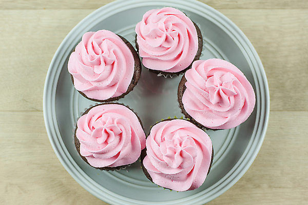 포토 JPG 해외이미지 접시 음식 분홍색 디저트 사람없음 케이크 초콜릿 얼음 대접 달콤 컵케이크 조리대 프로스팅 해외202004 해외포토 자연요소 식기 컬러 맛 제빵 파일형식 이미지허브