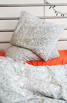 포토 JPG 해외이미지 꽃무늬 패턴 오렌지 전구 베개 아침 실내 사람없음 내부 파란색 침실 흰색 침대 직물 면 섬유 리빙 해외202004 해외포토 주간 꽃 컬러 가구 무늬 과일 침구 파일형식 이미지허브