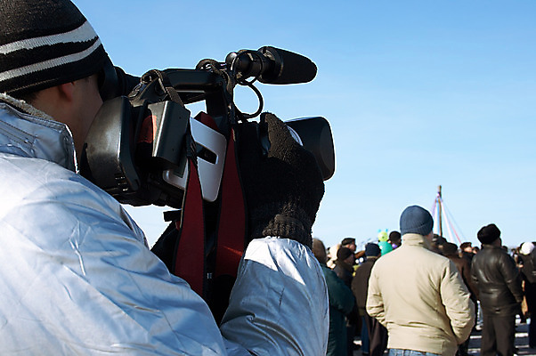 포토 JPG 해외이미지 직업 손 남자 포즈 장갑 겨울 휴가 사람 사람없음 야외 카메라 축제 텔레비전 재킷 추위 정보 기자 중앙 필름 영화 마이크 문서 오디오 방송 언론 멀리 리포터 동영상 캠코더 운영자 캡모자 해외202004 해외포토 모자_잡화 잡화 계절 음향기기 문화예술 신체부위 전자제품 외투 파일형식 이미지허브