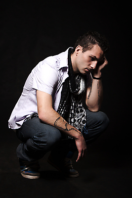 포토 JPG 해외이미지 백인 1 손 응시 남자 실루엣 얼굴 백그라운드 셔츠 생각 스트레스 관리 그림자 한명 사람 파란색 갈색 머리 검은색 어둠 흰색 비즈니스맨 우아함 주머니 슛 스타일 혼혈 해외202004 해외포토 서양인 시선 컬러 컨셉 상의 비즈니스 촬영기법 신체부위 직장인 다문화 파일형식 이미지허브