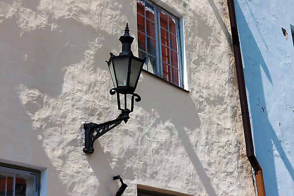 포토 JPG 해외이미지 전통 외관 벽 백그라운드 가로등 전구 건축양식 유리 조명 거리 주택 매달리기 사람없음 야외 장식 빛 노란색 금속 수확 골동품 등불 램프 역사 클래식 고급 철 질감 구식 그런지 빅토리아 에스토니아 옛날 콘크리트 스타일 해외202004 해외포토 공공시설 건축 유럽 컬러 컨셉 농업 모션 재질 건물 파일형식 이미지허브