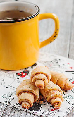 포토 JPG 해외이미지 라이프스타일 접시 문화 커피 음료 음식 백그라운드 탁자 아침 디저트 건강 사람없음 목재 컵 수건 갈색 노란색 식사 빵집 견과류 프랑스 신선 황금 달콤 아침식사 초승달 만화 굽기 상쾌 냅킨 반죽 버터 에스프레소 덩어리 프랑스어 번 시나몬 옛날 울퉁불퉁 페스츄리 해외202004 해외포토 주간 나무 문자 식기 감정 유럽 빵 컬러 가구 재료 생활 위생용품 상점 달 맛 구이 파일형식 이미지허브