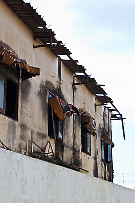 포토 JPG 해외이미지 구름 외관 산업 건축양식 창문 공장 하늘 지붕 벽돌 사람없음 야외 건물 초록색 어둠 손상 회색 떨어짐 폐기물 파편 버리기 창고 먼지 폭풍 구식 깨짐 썩음 옛날 중고 철강 폭풍우 해외202004 해외포토 자연요소 건축물 건축 컬러 컨셉 공업 모션 날씨 비_날씨 쓰레기 자연재해 파일형식 이미지허브