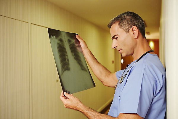 포토 JPG 서양인 외국인 백인 해외기획촬영 직업 라이프스타일 남자 여유 중년 50대 청진기 모션 중년라이프 엑스레이 실내 병원 2014년태국 한명 서기 사람 상반신 성인 옆모습 믿음 의사 자신감 필름 수술복 열정 남자만 남자한명만 성인남자만 성인한명만 성인남자한명만 중년만 중년남자만 중년남자한명만 성인만 국내포토 1 감정 뷰포인트 의학 의료기기 인종 내부 생활 의료진 가운 파일형식