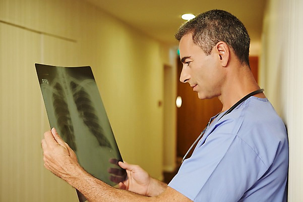 포토 JPG 서양인 외국인 백인 해외기획촬영 직업 라이프스타일 남자 여유 중년 50대 청진기 모션 중년라이프 엑스레이 실내 병원 2014년태국 한명 서기 들기 사람 상반신 성인 앞모습 믿음 의사 자신감 필름 수술복 열정 남자만 남자한명만 성인남자만 성인한명만 성인남자한명만 중년만 중년남자만 중년남자한명만 성인만 국내포토 1 감정 뷰포인트 의학 의료기기 인종 내부 생활 의료진 가운 파일형식