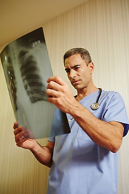 포토 JPG 서양인 외국인 백인 해외기획촬영 직업 라이프스타일 남자 여유 중년 50대 청진기 모션 중년라이프 엑스레이 실내 병원 2014년태국 한명 서기 들기 사람 상반신 성인 앞모습 믿음 의사 자신감 필름 수술복 열정 남자만 남자한명만 성인남자만 성인한명만 성인남자한명만 중년만 중년남자만 중년남자한명만 성인만 국내포토 1 감정 뷰포인트 의학 의료기기 인종 내부 생활 의료진 가운 파일형식