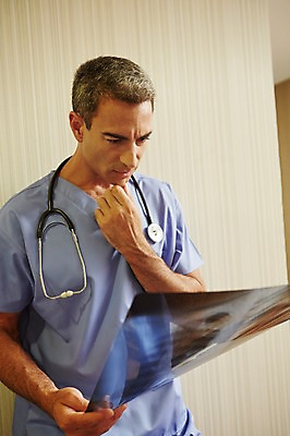 포토 JPG 서양인 외국인 백인 해외기획촬영 직업 라이프스타일 남자 여유 중년 50대 청진기 모션 중년라이프 엑스레이 실내 병원 2014년태국 한명 서기 들기 사람 상반신 성인 앞모습 믿음 의사 자신감 필름 수술복 열정 남자만 남자한명만 성인남자만 성인한명만 성인남자한명만 중년만 중년남자만 중년남자한명만 성인만 국내포토 1 감정 뷰포인트 의학 의료기기 인종 내부 생활 의료진 가운 파일형식