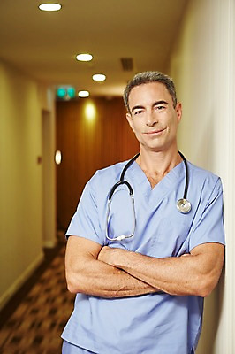 포토 JPG 서양인 외국인 백인 해외기획촬영 직업 라이프스타일 남자 여유 중년 50대 청진기 모션 중년라이프 실내 병원 2014년태국 한명 서기 미소 사람 상반신 성인 앞모습 팔짱 믿음 기댐 의사 자신감 수술복 열정 남자만 남자한명만 성인남자만 성인한명만 성인남자한명만 중년만 중년남자만 중년남자한명만 성인만 국내포토 1 감정 뷰포인트 의학 의료기기 표정 인종 내부 생활 의료진 가운 파일형식