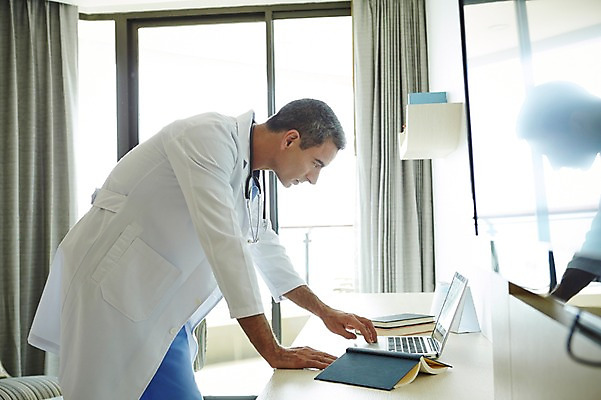 포토 JPG 서양인 외국인 백인 해외기획촬영 직업 라이프스타일 남자 여유 중년 50대 청진기 모션 중년라이프 실내 병원 실험 2014년태국 한명 서기 사람 상반신 성인 앞모습 책 노트북 믿음 의사 가운 의사가운 자신감 수술복 열정 남자만 남자한명만 성인남자만 성인한명만 성인남자한명만 중년만 중년남자만 중년남자한명만 성인만 국내포토 1 옷 감정 뷰포인트 의학 의료기기 인종 내부 생활 전자제품 의료진 파일형식