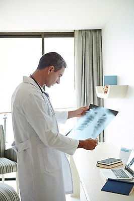 포토 JPG 서양인 외국인 백인 해외기획촬영 직업 라이프스타일 남자 여유 중년 50대 청진기 모션 중년라이프 엑스레이 실내 병원 2014년태국 한명 서기 사람 상반신 성인 옆모습 책 노트북 믿음 의사 가운 의사가운 자신감 필름 수술복 열정 남자만 남자한명만 성인남자만 성인한명만 성인남자한명만 중년만 중년남자만 중년남자한명만 성인만 국내포토 1 옷 감정 뷰포인트 의학 의료기기 인종 내부 생활 전자제품 의료진 파일형식