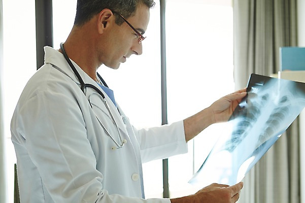 포토 JPG 서양인 외국인 백인 해외기획촬영 직업 라이프스타일 남자 안경 여유 중년 50대 청진기 모션 중년라이프 엑스레이 실내 병원 2014년태국 한명 서기 들기 사람 상반신 성인 앞모습 믿음 의사 가운 의사가운 자신감 필름 수술복 열정 남자만 남자한명만 성인남자만 성인한명만 성인남자한명만 중년만 중년남자만 중년남자한명만 성인만 국내포토 1 잡화 옷 감정 뷰포인트 의학 의료기기 인종 내부 생활 의료진 파일형식