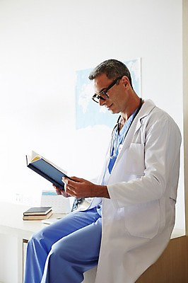 포토 JPG 서양인 외국인 백인 해외기획촬영 직업 라이프스타일 남자 안경 여유 중년 50대 청진기 모션 중년라이프 실내 병원 실험 2014년태국 한명 들기 사람 앉기 상반신 성인 옆모습 책 독서 믿음 의사 가운 의사가운 자신감 수술복 열정 남자만 남자한명만 성인남자만 성인한명만 성인남자한명만 중년만 중년남자만 중년남자한명만 성인만 국내포토 1 잡화 옷 감정 뷰포인트 의학 의료기기 인종 내부 생활 의료진 파일형식