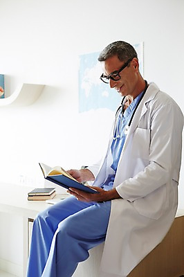 포토 JPG 서양인 외국인 백인 해외기획촬영 직업 라이프스타일 남자 안경 여유 중년 50대 모션 중년라이프 실내 병원 실험 2014년태국 한명 사람 앉기 상반신 성인 옆모습 책 독서 믿음 의사 자신감 수술복 열정 남자만 남자한명만 성인남자만 성인한명만 성인남자한명만 중년만 중년남자만 중년남자한명만 성인만 국내포토 1 잡화 감정 뷰포인트 의학 인종 내부 생활 의료진 가운 파일형식