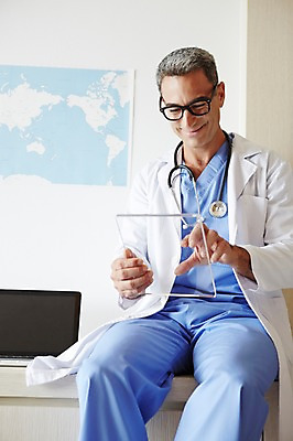 포토 JPG 서양인 외국인 백인 해외기획촬영 직업 라이프스타일 남자 안경 여유 중년 50대 청진기 모션 중년라이프 실내 병원 2014년태국 한명 미소 들기 사람 앉기 상반신 성인 앞모습 태블릿 믿음 의사 가운 의사가운 자신감 수술복 열정 서류판 남자만 남자한명만 성인남자만 성인한명만 성인남자한명만 중년만 중년남자만 중년남자한명만 성인만 국내포토 1 잡화 옷 감정 뷰포인트 의학 의료기기 표정 인종 내부 생활 전자제품 스마트기기 사무용품 의료진 파일형식