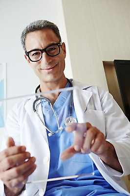 포토 JPG 서양인 외국인 백인 해외기획촬영 직업 라이프스타일 남자 안경 여유 중년 50대 청진기 모션 중년라이프 실내 병원 2014년태국 한명 미소 들기 사람 앉기 상반신 성인 앞모습 태블릿 믿음 진료 의사 가운 의사가운 자신감 수술복 열정 서류판 남자만 남자한명만 성인남자만 성인한명만 성인남자한명만 중년만 중년남자만 중년남자한명만 성인만 국내포토 1 잡화 옷 감정 뷰포인트 의학 의료기기 표정 인종 내부 생활 전자제품 스마트기기 사무용품 의료진 파일형식