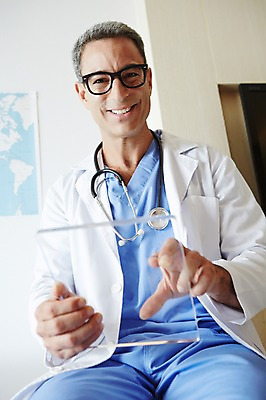 포토 JPG 서양인 외국인 백인 해외기획촬영 직업 라이프스타일 남자 안경 여유 중년 50대 청진기 모션 중년라이프 실내 병원 2014년태국 한명 들기 사람 앉기 상반신 성인 앞모습 믿음 진료 의사 가운 의사가운 자신감 수술복 열정 서류판 남자만 남자한명만 성인남자만 성인한명만 성인남자한명만 중년만 중년남자만 중년남자한명만 성인만 국내포토 1 잡화 옷 감정 뷰포인트 의학 의료기기 인종 내부 생활 사무용품 의료진 파일형식