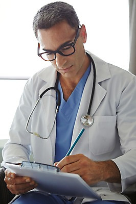 포토 JPG 서양인 외국인 백인 해외기획촬영 직업 라이프스타일 남자 안경 여유 중년 50대 청진기 모션 중년라이프 실내 병원 2014년태국 한명 들기 사람 앉기 상반신 성인 앞모습 연필 믿음 진료 의사 가운 의사가운 자신감 수술복 열정 서류판 남자만 남자한명만 성인남자만 성인한명만 성인남자한명만 중년만 중년남자만 중년남자한명만 성인만 국내포토 1 잡화 옷 감정 뷰포인트 의학 의료기기 학용품 인종 내부 생활 필기구 사무용품 의료진 파일형식