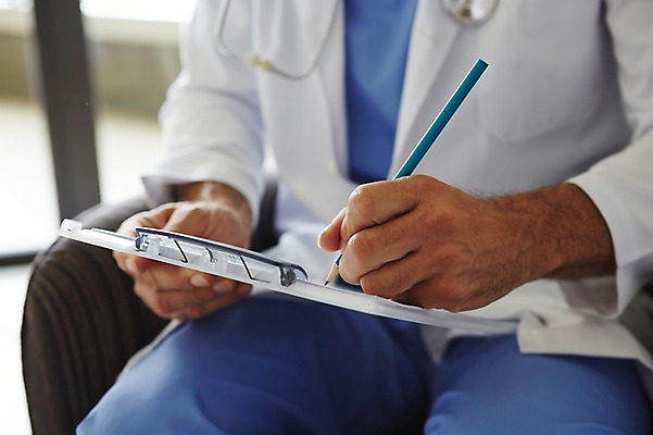 포토 JPG 서양인 외국인 백인 해외기획촬영 직업 라이프스타일 남자 여유 중년 50대 모션 중년라이프 실내 병원 2014년태국 한명 들기 사람 앉기 상반신 성인 앞모습 연필 믿음 진료 의사 가운 의사가운 자신감 수술복 열정 서류판 남자만 남자한명만 성인남자만 성인한명만 성인남자한명만 중년만 중년남자만 중년남자한명만 성인만 국내포토 1 옷 감정 뷰포인트 의학 학용품 인종 내부 생활 필기구 사무용품 의료진 파일형식