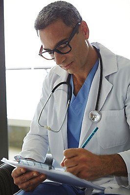 포토 JPG 서양인 외국인 백인 해외기획촬영 직업 라이프스타일 남자 안경 여유 중년 50대 청진기 모션 중년라이프 실내 병원 2014년태국 한명 서기 들기 사람 상반신 성인 앞모습 연필 믿음 진료 의사 가운 의사가운 자신감 수술복 열정 서류판 남자만 남자한명만 성인남자만 성인한명만 성인남자한명만 중년만 중년남자만 중년남자한명만 성인만 국내포토 1 잡화 옷 감정 뷰포인트 의학 의료기기 학용품 인종 내부 생활 필기구 사무용품 의료진 파일형식