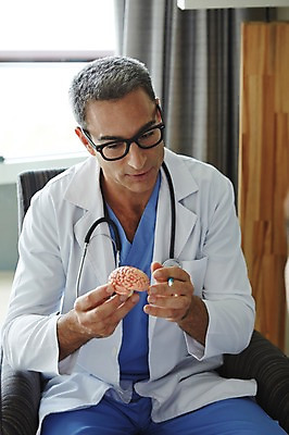 포토 JPG 서양인 외국인 백인 해외기획촬영 직업 라이프스타일 남자 안경 여유 중년 50대 청진기 모션 중년라이프 실내 병원 2014년태국 한명 들기 사람 앉기 상반신 성인 앞모습 연필 모형 믿음 진료 의사 가운 의사가운 자신감 수술복 열정 남자만 남자한명만 성인남자만 성인한명만 성인남자한명만 중년만 중년남자만 중년남자한명만 성인만 국내포토 1 잡화 옷 감정 뷰포인트 의학 의료기기 학용품 인종 내부 생활 필기구 의료진 파일형식