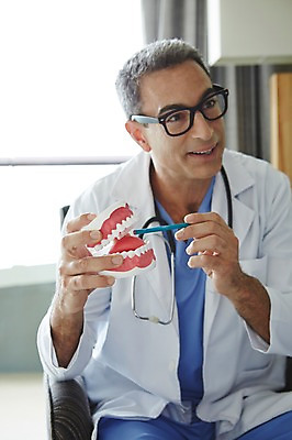 포토 JPG 서양인 외국인 백인 해외기획촬영 직업 라이프스타일 남자 안경 여유 중년 50대 청진기 모션 중년라이프 실내 치과 병원 2014년태국 한명 들기 사람 앉기 상반신 성인 앞모습 연필 모형 믿음 진료 의사 가운 의사가운 자신감 수술복 열정 남자만 남자한명만 성인남자만 성인한명만 성인남자한명만 중년만 중년남자만 중년남자한명만 성인만 국내포토 1 잡화 옷 감정 뷰포인트 의학 의료기기 학용품 인종 내부 생활 필기구 의료진 파일형식