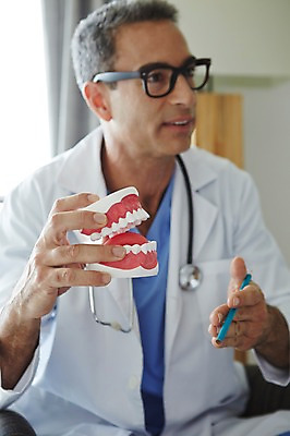 포토 JPG 서양인 외국인 백인 해외기획촬영 직업 라이프스타일 남자 안경 여유 중년 50대 청진기 모션 중년라이프 실내 치과 병원 2014년태국 한명 들기 사람 앉기 상반신 성인 앞모습 연필 모형 믿음 진료 의사 가운 의사가운 자신감 수술복 열정 남자만 남자한명만 성인남자만 성인한명만 성인남자한명만 중년만 중년남자만 중년남자한명만 성인만 국내포토 1 잡화 옷 감정 뷰포인트 의학 의료기기 학용품 인종 내부 생활 필기구 의료진 파일형식