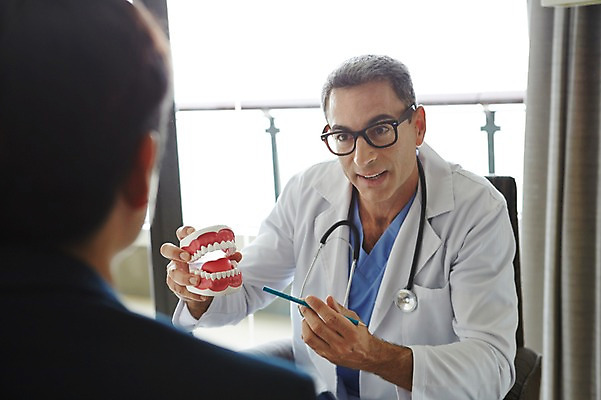 포토 JPG 서양인 외국인 백인 해외기획촬영 직업 라이프스타일 남자 안경 여유 중년 50대 청진기 모션 중년라이프 실내 치과 병원 2014년태국 들기 사람 앉기 상반신 성인 두명 앞모습 뒷모습 연필 모형 믿음 진료 의사 가운 의사가운 자신감 수술복 열정 남자만 성인남자만 중년만 중년남자만 성인만 국내포토 잡화 옷 감정 뷰포인트 의학 의료기기 학용품 인종 내부 생활 필기구 의료진 파일형식