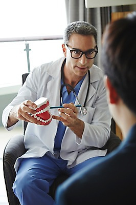 포토 JPG 서양인 외국인 백인 해외기획촬영 직업 라이프스타일 남자 안경 여유 중년 50대 청진기 모션 중년라이프 실내 치과 병원 2014년태국 들기 사람 앉기 상반신 성인 두명 앞모습 뒷모습 연필 모형 믿음 진료 의사 가운 의사가운 자신감 수술복 열정 남자만 성인남자만 중년만 중년남자만 성인만 국내포토 잡화 옷 감정 뷰포인트 의학 의료기기 학용품 인종 내부 생활 필기구 의료진 파일형식