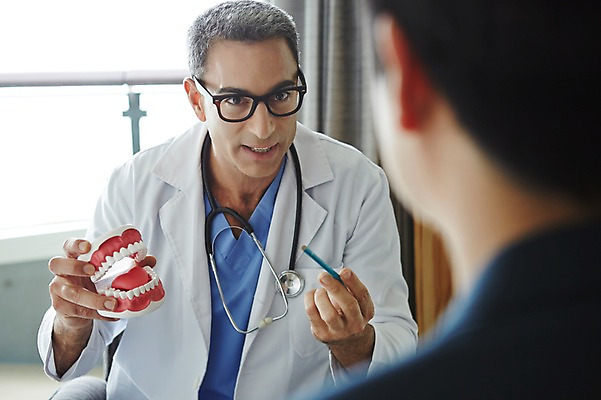 포토 JPG 서양인 외국인 백인 해외기획촬영 직업 라이프스타일 남자 안경 여유 중년 50대 청진기 모션 중년라이프 실내 치과 병원 2014년태국 들기 사람 앉기 상반신 성인 두명 앞모습 뒷모습 연필 모형 믿음 진료 의사 가운 의사가운 자신감 수술복 열정 남자만 성인남자만 중년만 중년남자만 성인만 국내포토 잡화 옷 감정 뷰포인트 의학 의료기기 학용품 인종 내부 생활 필기구 의료진 파일형식