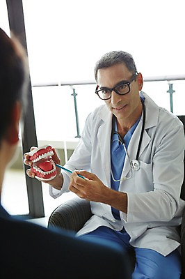 포토 JPG 서양인 외국인 백인 해외기획촬영 직업 라이프스타일 남자 안경 여유 중년 50대 청진기 모션 중년라이프 실내 치과 병원 2014년태국 들기 사람 앉기 성인 두명 앞모습 뒷모습 연필 모형 믿음 진료 의사 가운 의사가운 자신감 수술복 열정 남자만 성인남자만 중년만 중년남자만 성인만 국내포토 잡화 옷 감정 뷰포인트 의학 의료기기 학용품 인종 내부 생활 필기구 의료진 파일형식