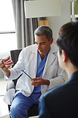 포토 JPG 서양인 외국인 백인 해외기획촬영 직업 라이프스타일 남자 여유 중년 50대 모션 중년라이프 실내 치과 병원 2014년태국 들기 사람 앉기 성인 두명 앞모습 뒷모습 연필 모형 믿음 진료 의사 가운 의사가운 자신감 수술복 열정 남자만 성인남자만 중년만 중년남자만 성인만 국내포토 옷 감정 뷰포인트 의학 학용품 인종 내부 생활 필기구 의료진 파일형식