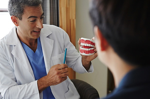 포토 JPG 서양인 외국인 백인 해외기획촬영 직업 라이프스타일 남자 여유 중년 50대 모션 중년라이프 실내 치과 병원 2014년태국 들기 사람 앉기 상반신 성인 두명 앞모습 뒷모습 연필 모형 믿음 진료 의사 가운 의사가운 자신감 수술복 열정 남자만 성인남자만 중년만 중년남자만 성인만 국내포토 옷 감정 뷰포인트 의학 학용품 인종 내부 생활 필기구 의료진 파일형식