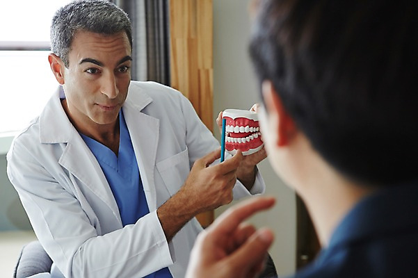 포토 JPG 서양인 외국인 백인 해외기획촬영 직업 라이프스타일 남자 여유 중년 50대 모션 중년라이프 실내 치과 병원 2014년태국 들기 사람 앉기 상반신 성인 두명 앞모습 뒷모습 연필 모형 믿음 진료 의사 가운 의사가운 자신감 수술복 열정 남자만 성인남자만 중년만 중년남자만 성인만 국내포토 옷 감정 뷰포인트 의학 학용품 인종 내부 생활 필기구 의료진 파일형식