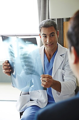 포토 JPG 서양인 외국인 백인 해외기획촬영 직업 라이프스타일 남자 여유 중년 50대 모션 중년라이프 엑스레이 실내 병원 2014년태국 들기 사람 앉기 상반신 성인 두명 앞모습 뒷모습 믿음 진료 의사 가운 의사가운 자신감 수술복 열정 남자만 성인남자만 중년만 중년남자만 성인만 국내포토 옷 감정 뷰포인트 의학 인종 내부 생활 의료진 파일형식