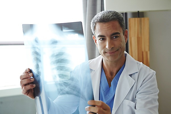 포토 JPG 서양인 외국인 백인 해외기획촬영 직업 라이프스타일 남자 여유 중년 50대 모션 중년라이프 엑스레이 실내 병원 2014년태국 한명 미소 들기 사람 앉기 상반신 성인 앞모습 믿음 진료 의사 가운 의사가운 자신감 수술복 열정 남자만 남자한명만 성인남자만 성인한명만 성인남자한명만 중년만 중년남자만 중년남자한명만 성인만 국내포토 1 옷 감정 뷰포인트 의학 표정 인종 내부 생활 의료진 파일형식