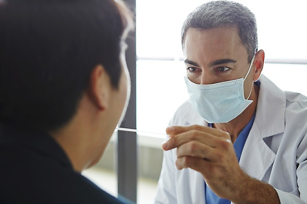 포토 JPG 서양인 외국인 백인 해외기획촬영 직업 라이프스타일 남자 여유 중년 50대 모션 중년라이프 실내 병원 2014년태국 마스크 사람 앉기 상반신 성인 두명 앞모습 뒷모습 믿음 진료 의사 가운 의사가운 자신감 수술복 열정 남자만 성인남자만 중년만 중년남자만 성인만 국내포토 옷 감정 뷰포인트 의학 인종 내부 생활 의료진 파일형식