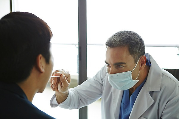 포토 JPG 서양인 외국인 백인 해외기획촬영 직업 라이프스타일 남자 여유 중년 50대 모션 중년라이프 실내 병원 2014년태국 마스크 사람 앉기 상반신 성인 두명 앞모습 뒷모습 믿음 진료 의사 가운 의사가운 자신감 수술복 열정 남자만 성인남자만 중년만 중년남자만 성인만 국내포토 옷 감정 뷰포인트 의학 인종 내부 생활 의료진 파일형식