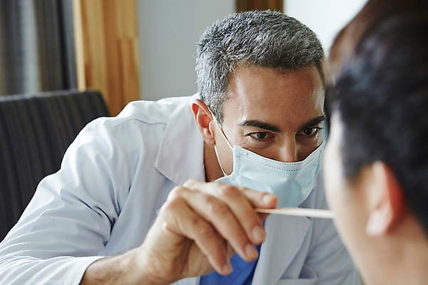 포토 JPG 서양인 외국인 백인 해외기획촬영 직업 라이프스타일 남자 여유 중년 50대 모션 중년라이프 실내 병원 2014년태국 마스크 사람 앉기 상반신 성인 두명 앞모습 뒷모습 믿음 진료 의사 가운 의사가운 자신감 수술복 열정 남자만 성인남자만 중년만 중년남자만 성인만 국내포토 옷 감정 뷰포인트 의학 인종 내부 생활 의료진 파일형식