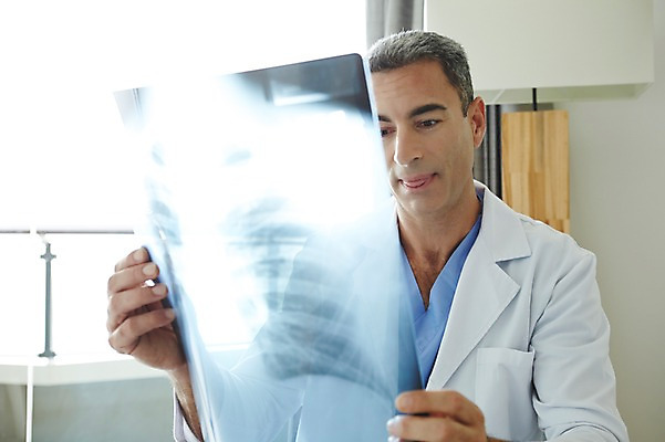 포토 JPG 서양인 외국인 백인 해외기획촬영 직업 라이프스타일 남자 여유 중년 50대 모션 중년라이프 엑스레이 실내 병원 2014년태국 한명 들기 사람 앉기 상반신 성인 앞모습 믿음 진료 의사 가운 의사가운 자신감 수술복 열정 남자만 남자한명만 성인남자만 성인한명만 성인남자한명만 중년만 중년남자만 중년남자한명만 성인만 국내포토 1 옷 감정 뷰포인트 의학 인종 내부 생활 의료진 파일형식