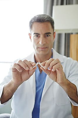 포토 JPG 서양인 외국인 백인 해외기획촬영 직업 라이프스타일 남자 여유 중년 50대 모션 중년라이프 담배 실내 병원 2014년태국 한명 들기 사람 앉기 상반신 성인 앞모습 믿음 의사 가운 의사가운 자신감 수술복 열정 금연 남자만 남자한명만 성인남자만 성인한명만 성인남자한명만 중년만 중년남자만 중년남자한명만 성인만 국내포토 1 옷 감정 캠페인 뷰포인트 의학 인종 내부 생활 의료진 사회이슈 파일형식