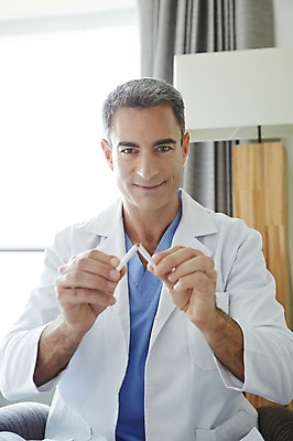 포토 JPG 서양인 외국인 백인 해외기획촬영 직업 라이프스타일 남자 여유 중년 50대 모션 중년라이프 담배 실내 병원 2014년태국 한명 미소 사람 앉기 상반신 성인 앞모습 믿음 의사 가운 의사가운 자신감 수술복 열정 금연 남자만 남자한명만 성인남자만 성인한명만 성인남자한명만 중년만 중년남자만 중년남자한명만 성인만 국내포토 1 옷 감정 캠페인 뷰포인트 의학 표정 인종 내부 생활 의료진 사회이슈 파일형식