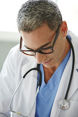 포토 JPG 서양인 외국인 백인 해외기획촬영 직업 라이프스타일 남자 안경 여유 중년 50대 청진기 모션 중년라이프 실내 병원 2014년태국 한명 사람 상반신 성인 앞모습 믿음 의사 가운 의사가운 자신감 수술복 열정 남자만 남자한명만 성인남자만 성인한명만 성인남자한명만 중년만 중년남자만 중년남자한명만 성인만 국내포토 1 잡화 옷 감정 뷰포인트 의학 의료기기 인종 내부 생활 의료진 파일형식