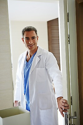 포토 JPG 서양인 외국인 백인 해외기획촬영 직업 라이프스타일 남자 여유 중년 50대 모션 중년라이프 실내 병원 2014년태국 한명 서기 미소 사람 상반신 성인 앞모습 믿음 의사 가운 의사가운 자신감 수술복 열정 남자만 남자한명만 성인남자만 성인한명만 성인남자한명만 중년만 중년남자만 중년남자한명만 성인만 국내포토 1 옷 감정 뷰포인트 의학 표정 인종 내부 생활 의료진 파일형식