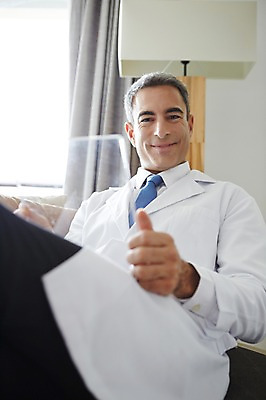 포토 JPG 서양인 외국인 백인 해외기획촬영 직업 라이프스타일 남자 여유 중년 50대 모션 중년라이프 실내 병원 2014년태국 한명 미소 사람 앉기 상반신 성인 앞모습 믿음 의사 가운 의사가운 자신감 열정 남자만 남자한명만 성인남자만 성인한명만 성인남자한명만 중년만 중년남자만 중년남자한명만 성인만 국내포토 1 옷 감정 뷰포인트 의학 표정 인종 내부 생활 의료진 파일형식