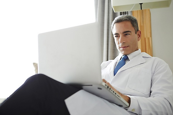 포토 JPG 서양인 외국인 백인 해외기획촬영 직업 라이프스타일 남자 여유 중년 50대 모션 중년라이프 실내 병원 2014년태국 한명 들기 사람 앉기 상반신 성인 앞모습 노트북 믿음 의사 웹서핑 가운 의사가운 자신감 열정 남자만 남자한명만 성인남자만 성인한명만 성인남자한명만 중년만 중년남자만 중년남자한명만 성인만 국내포토 1 옷 감정 뷰포인트 의학 인종 내부 생활 전자제품 의료진 파일형식