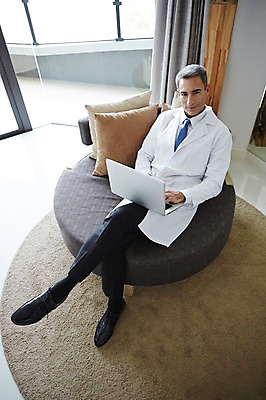 포토 JPG 전신 서양인 외국인 백인 해외기획촬영 직업 라이프스타일 남자 여유 중년 50대 모션 중년라이프 실내 병원 2014년태국 한명 미소 사람 앉기 성인 앞모습 노트북 소파 믿음 의사 웹서핑 가운 의사가운 자신감 열정 남자만 남자한명만 성인남자만 성인한명만 성인남자한명만 중년만 중년남자만 중년남자한명만 성인만 국내포토 1 옷 감정 뷰포인트 의자 의학 표정 인종 내부 생활 전자제품 의료진 파일형식